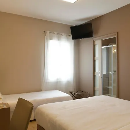 Logis & Restaurant Le Pardaillan Otel Gondrin