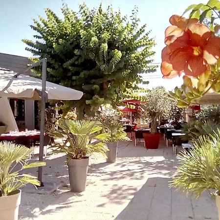 Logis & Restaurant Le Pardaillan ホテル