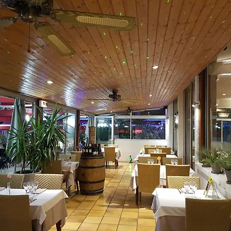 Logis & Restaurant Le Pardaillan Otel Gondrin