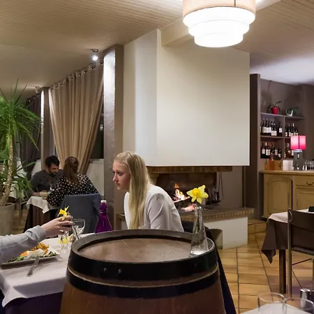 Logis & Restaurant Le Pardaillan ホテル 3*