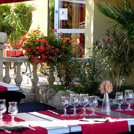 Logis & Restaurant Le Pardaillan ホテル